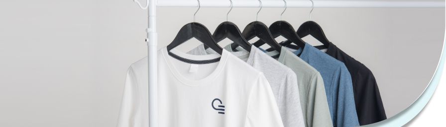 T-shirts suspendus sur une tringle - Desktop