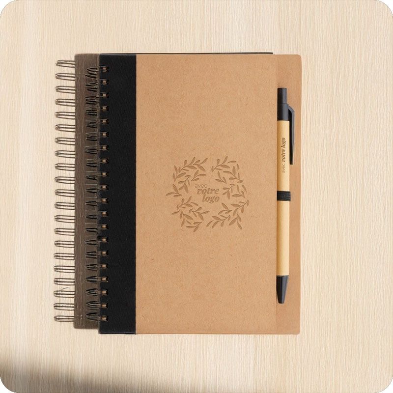 cadoetik_93bdbe7b81a15c9575869e70ff0fbf1582b66c8a_0_Carnet____spirales_B6_avec_stylo_en_kraft_Krafty_publicitaire_cadoetik.jpg